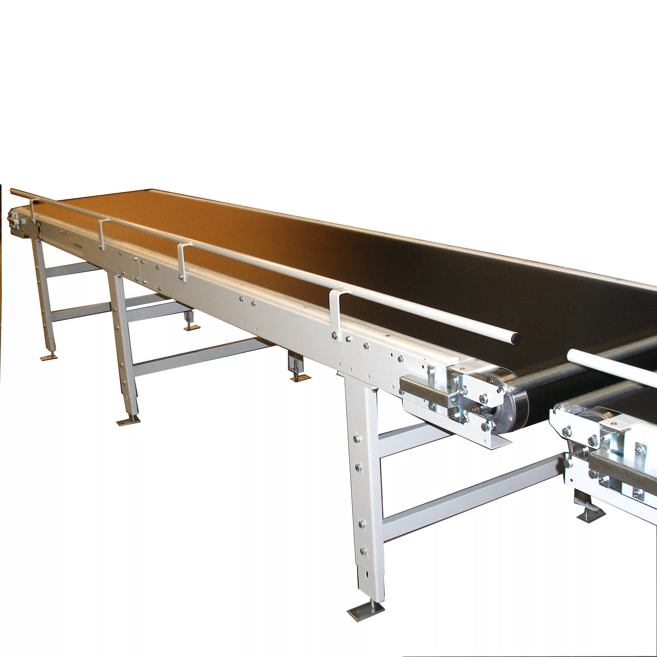 Belt conveyor with side guide